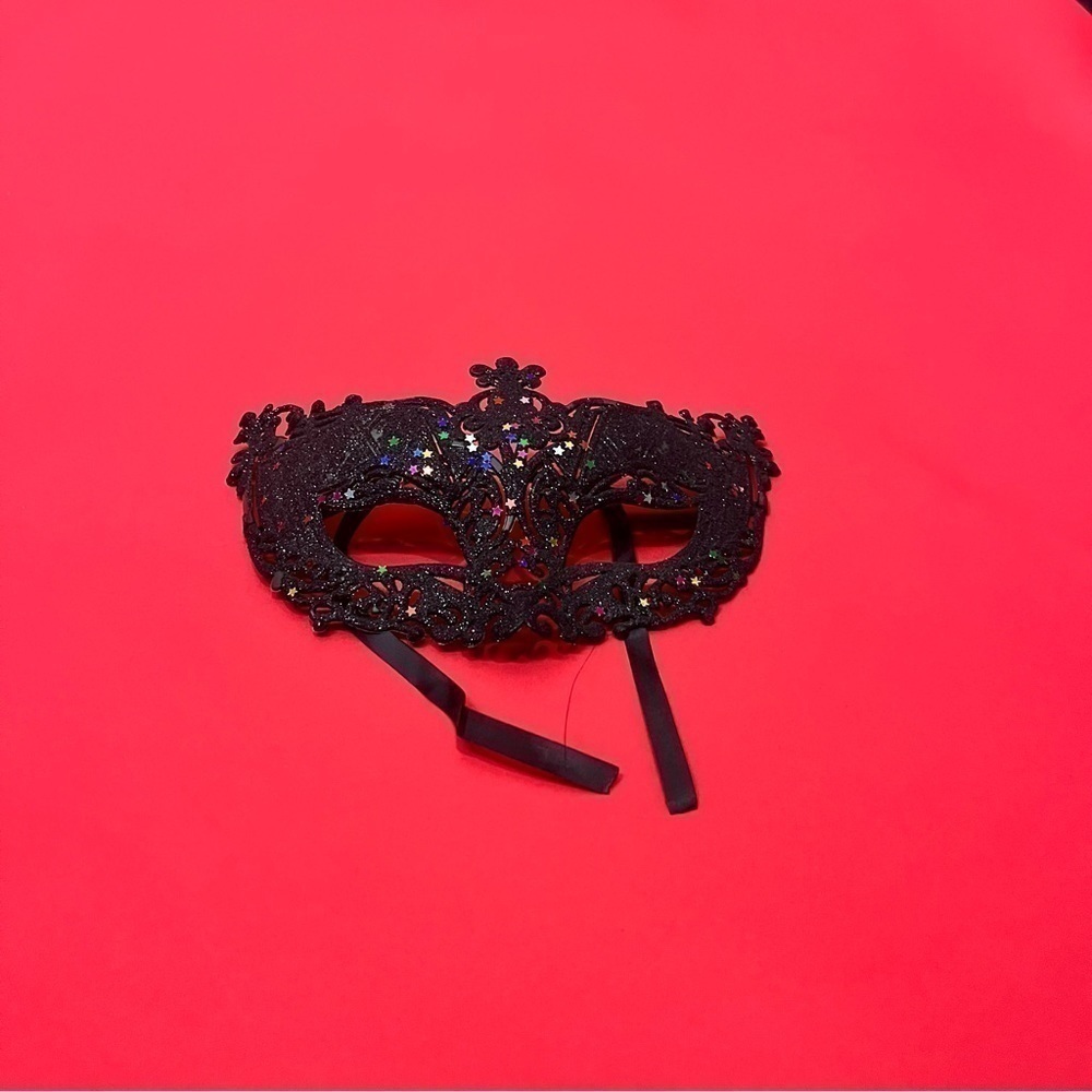 Black Venetian mask 🖤🖤​​​​​​​​​​​​​​​​​​​​​​​